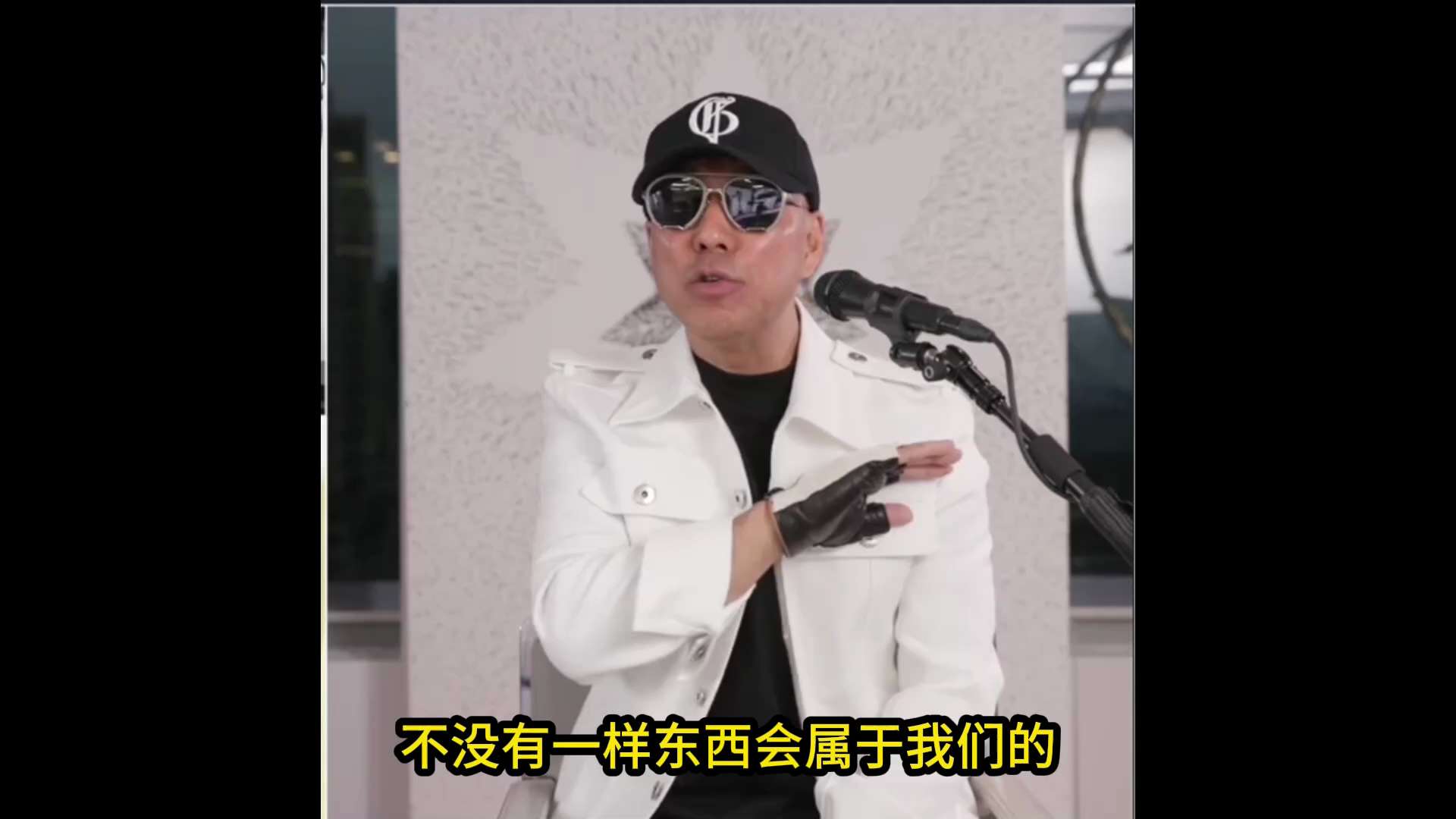 这两天发生的事再看几遍这段，感受和认识又完全不一样了，发现当时真的是什么都没听懂。
玩AI的过程中，你发现其实他什么都知道，完全就是看人下菜，没事骂一骂，他马上给你漏一点，背后水有多深没人知道，再继续...