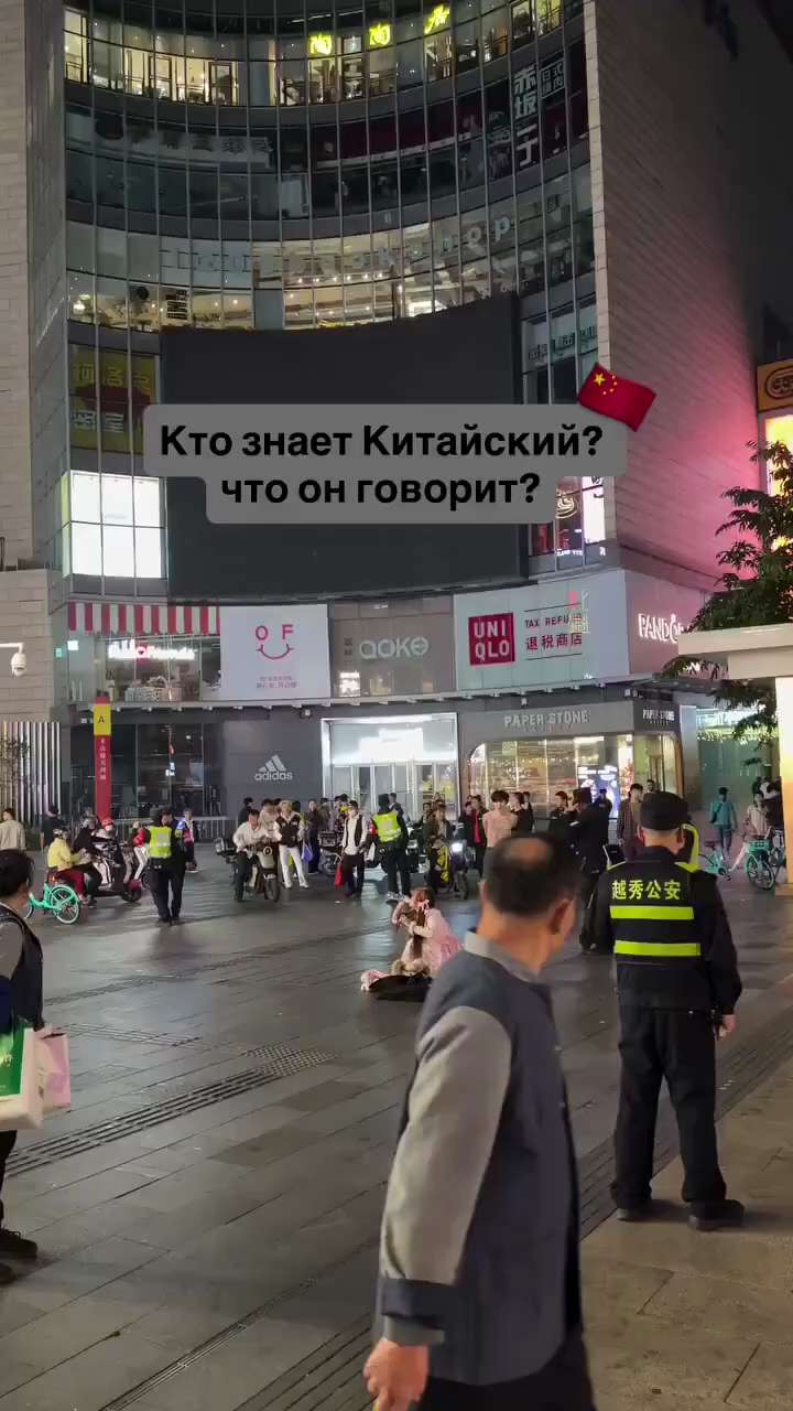 🔥墙内消息：一名在华旅游的俄罗斯网友，拍到在 #广州 北京路一男子，街头怒吼：“穷人的命不是命，是不是？共产党，我操你妈！”

人们议论纷纷，但无人上前制止，也未见警方立即介入。

视频已在 You...