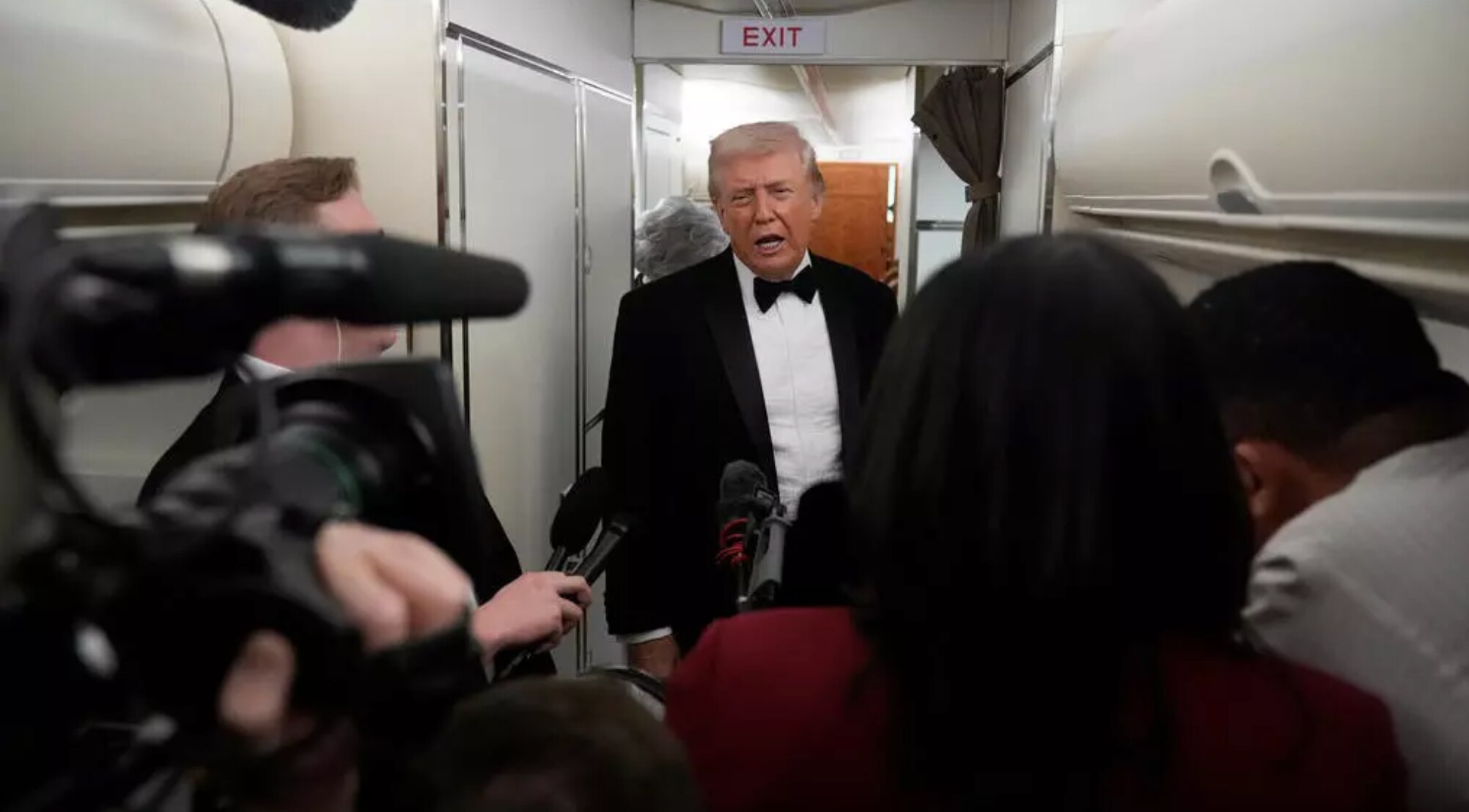 川普“只认一老大”：巧避军中清洗，透视中美博弈玄机

2月1日，川普在空军一号上面对记者追问中国军队高层清洗，直言：“中国只有一个老大，那就是习近平主席。我打交道的对象就是他。”此言表面轻描淡写，却精...