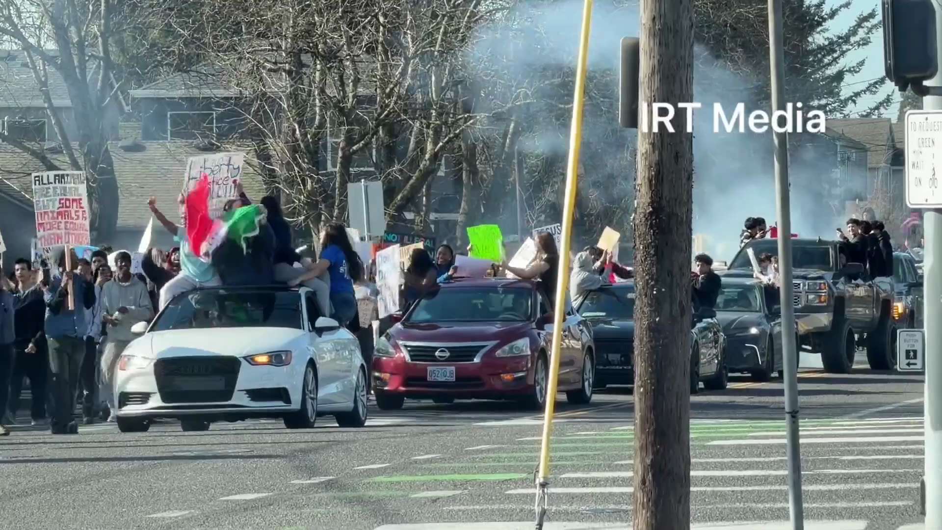 Eric Daugherty:
🚨 BREAKING: Students in Oregon who did the anti-ICE walkout are now waving MEXICAN ...