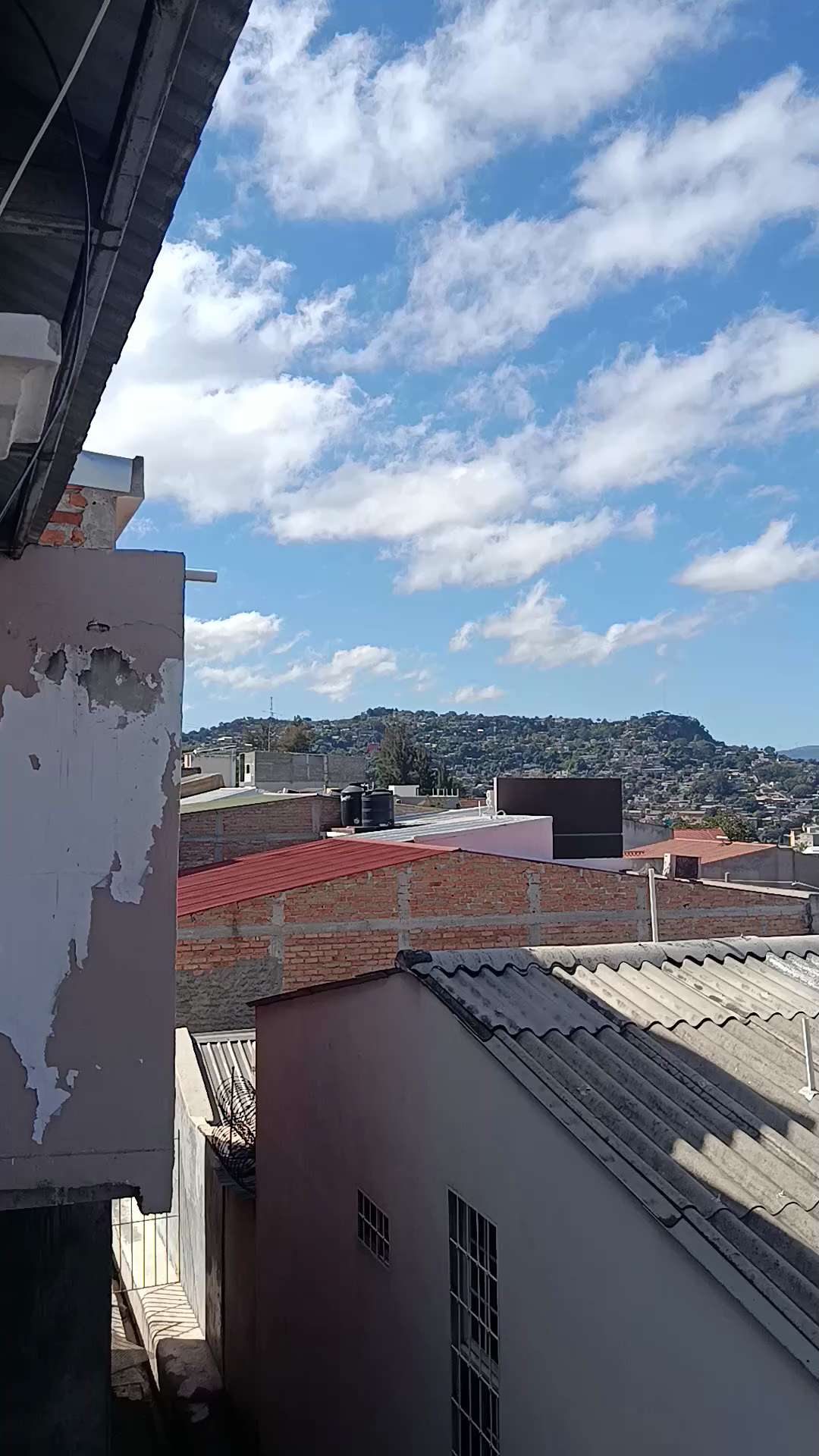 Hola. Buenos días.

Es un domingo soleado en Tegucigalpa MDC; pero algo templado. Estamos a 17°C 🥶