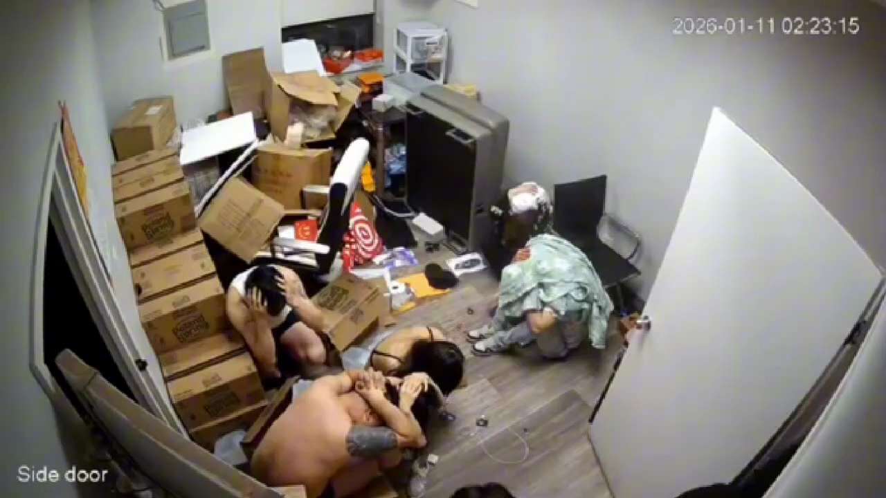 纽约华人公寓 纽约华人公寓抢劫 纽约华人抢劫 

在这段总长约10分钟的视频中，多名华人被用枪指着殴打和恐吓，包括4名女性在内，全部都被强制扒光衣服，其中一名女子在脱光的情况下还被推出到门外，不知遭受...