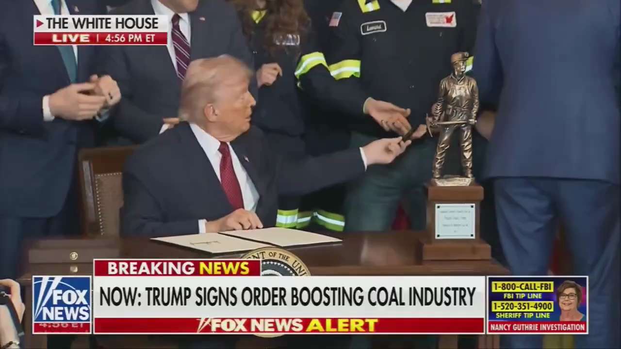 今天在白宫，一整群煤矿工人站在川普身后，见证签署一项旨在振兴煤炭行业的行政命令。

就在落笔前，川普总统抛出了笑点。

“我们不用自动签名笔。”
“这里没有自动签名笔！”