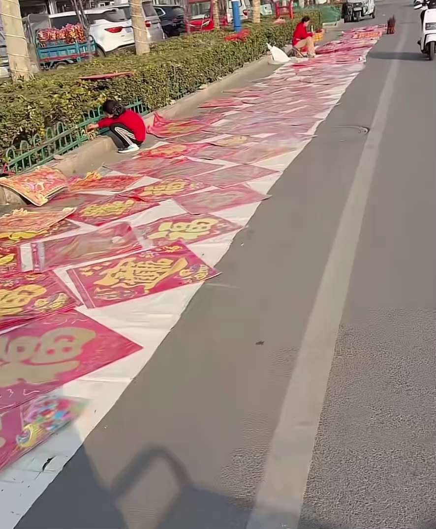 2026 中共魔国最惨 #春节 系列：今年过年连 #春联 #福字 都卖不出去，没人买了！😱
河南、山东、江苏、广东卖家都反映相同情况，有的腊月24一天就卖两幅对联，有的一个买的都没有，卖春联今年都赔...