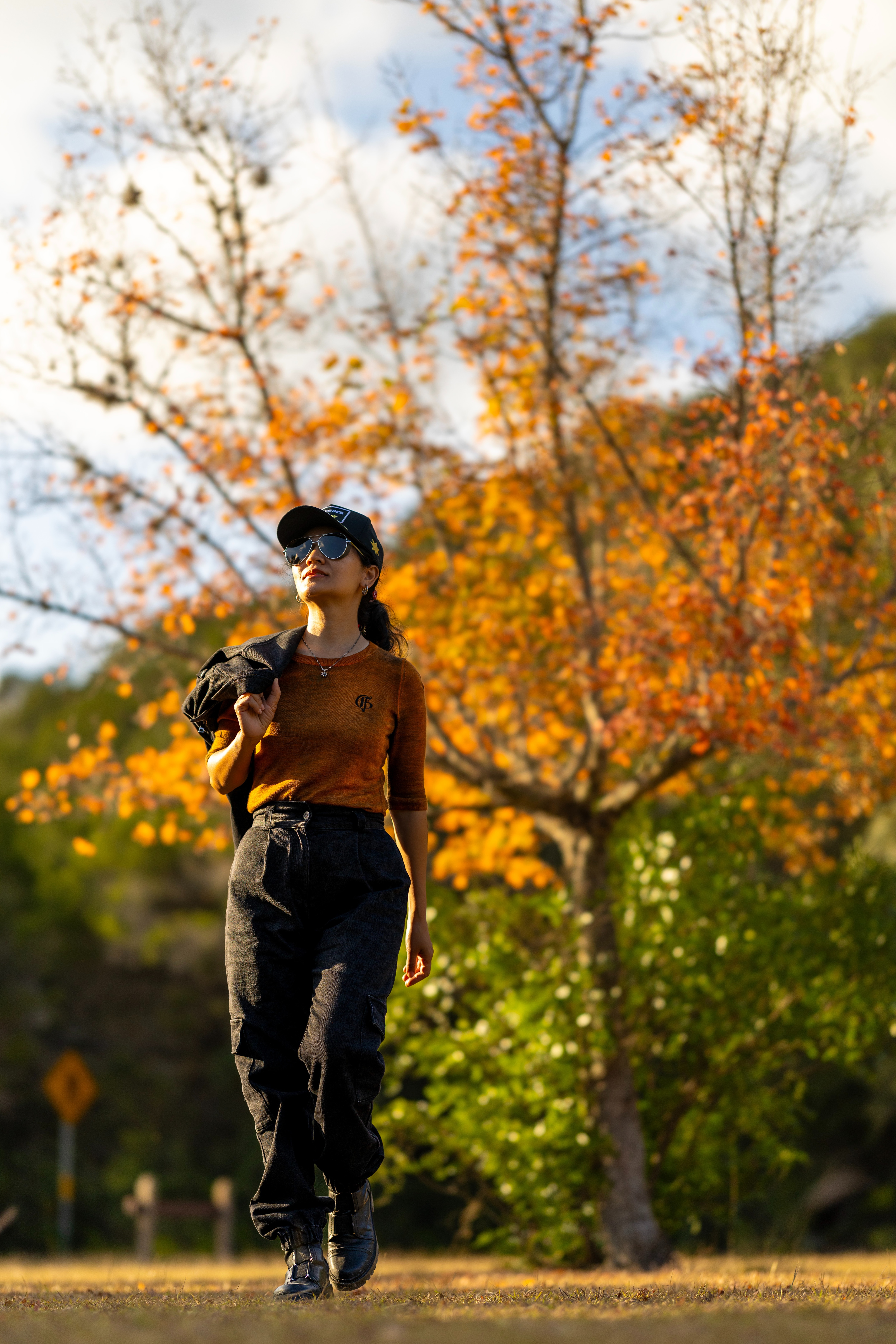 这套look是那种从内而外的“自我主张”
——不等被拯救，不靠谁撑腰，
把“自强不息”穿在身上，把“走自己的路”当作日常。
时尚不只是好看，而是：
当您走在逆光里，也能用自己的轮廓，画出一条向前的路。...