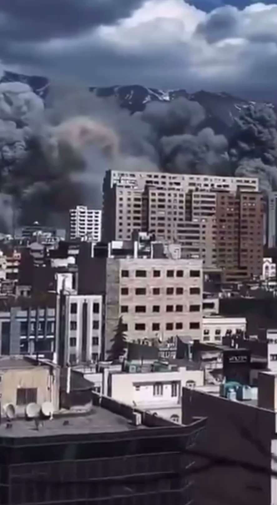 最新：3月2日，美以联军继续对伊朗首都德黑兰发动新一波攻击‼️现场浓烟滚滚！

这是自2月28日开战以来第三天攻势：首波（2/28）杀死最高领袖哈梅内伊和多名高官。

第二天（3/1）扩大到核设施、导...