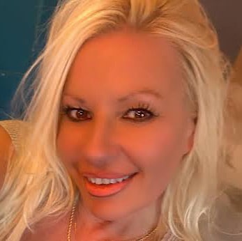 I'm bright, honest and loving woman with old & new fashion values & open to anything .Let's catch Up!