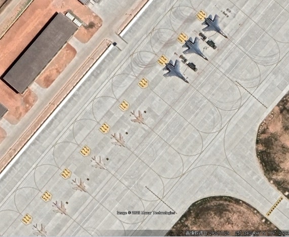 【美国之声--中共疑用退役战机改装为无人机，放于台海前线】2026年3月17日日本防卫省防卫研究所（NIDS）：

台海前线航空基地出现诡异现象：在逐步部署新型多用途战机（如歼-16）的基地中，竟混杂...