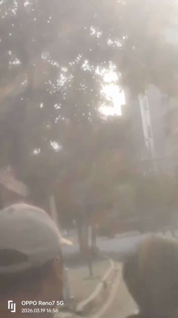 3月19日。广东信宜，抗议建殡仪馆，17时左右，网友拍到一辆水炮车前往村民抗议的市政府门口随后横向停放将路封堵

3月19日，广东茂名信宜，抗议政府修建殡仪馆的村民再次来到市政府前，用鸡蛋砸向门前的防...