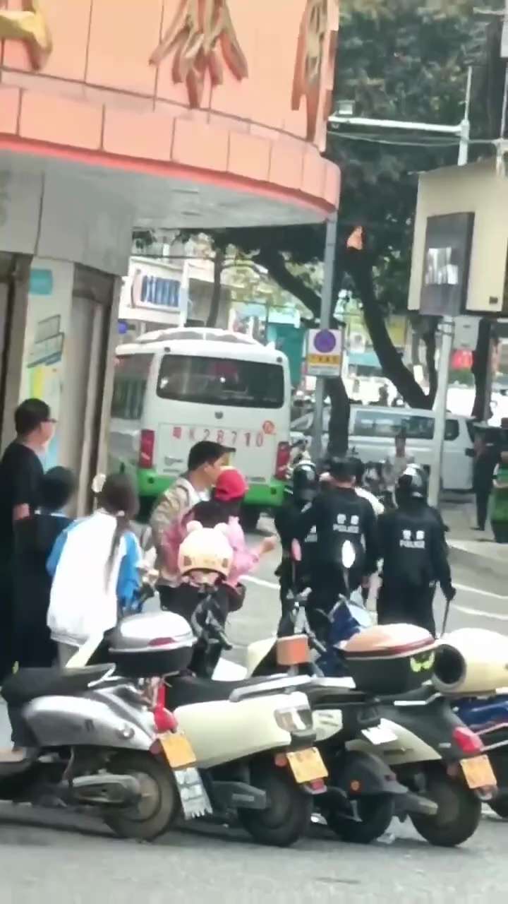 3月19日，广东信宜，一名在市政府门前抗议的群众被五名全副武装的特警戴上手铐带走。

信宜市政府门前
村民与防暴警察对峙，几名老人向防暴警察投掷砖块
