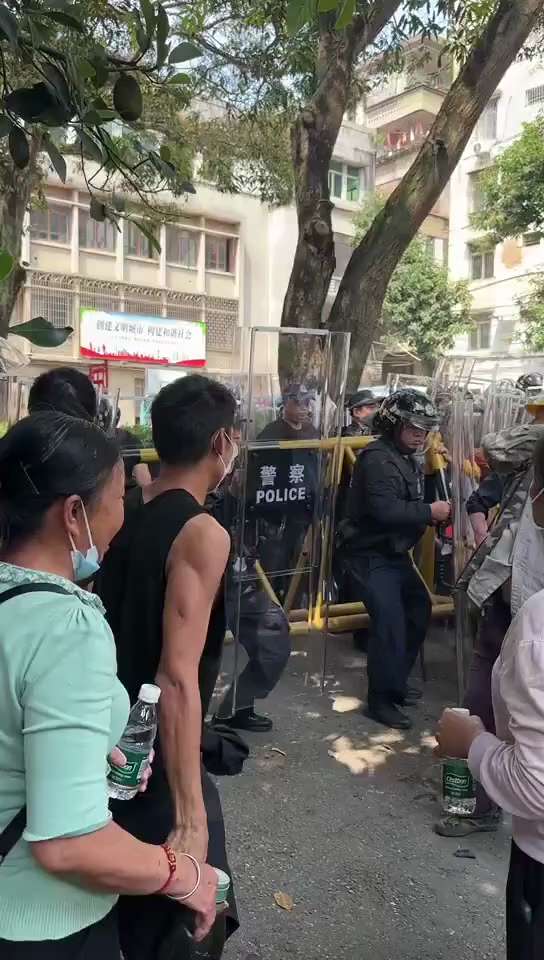3月19日，信宜市政府附近，一名白发苍苍的大爷遭到防暴警察盾牌多次撞击（视频03秒处）


2026.3.19 广东信宜欺骗百姓说预建砺儒大道公路，结果却是建火葬场，各个村民抗议反而被政府镇压，半夜偷...