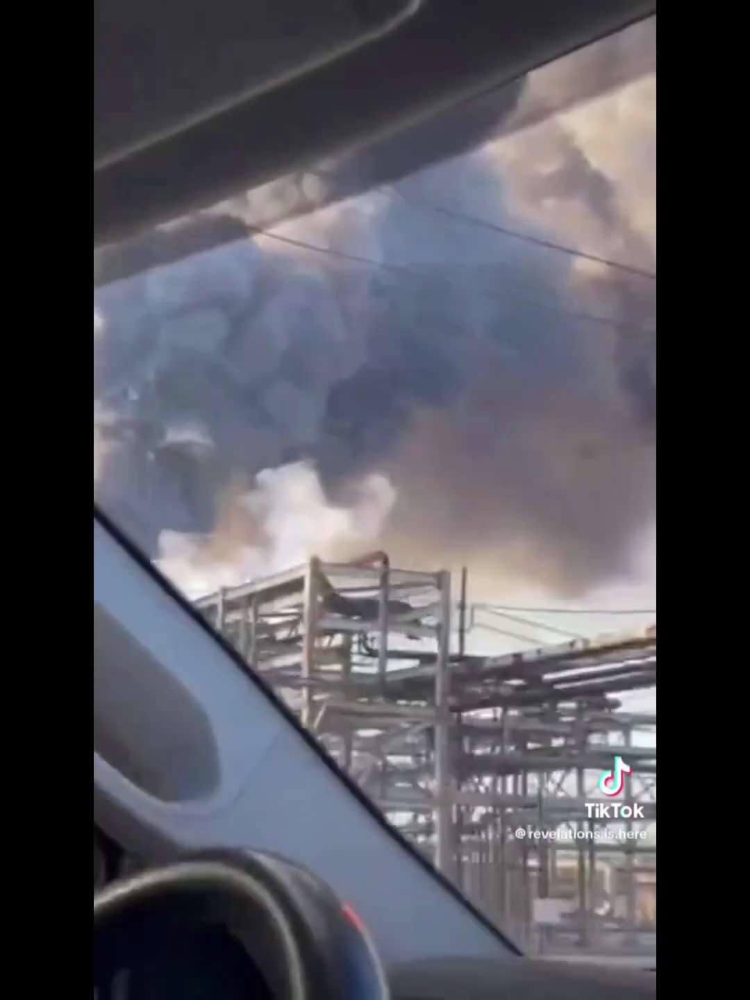 🇺🇸德克萨斯州瓦莱罗阿瑟港 #巨型炼油厂 爆炸起火

基本情况：
🔺美国最大炼油厂之一，日产能43.5万桶
🔺 约占全美石油总炼油产能的1%至2%
🔺 爆炸发生在柴油加氢处理装置
🔺 火球...