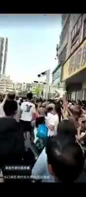 3月25日，广东信宜，现场聚集的群众情绪高涨，齐声高喊“抗议”
