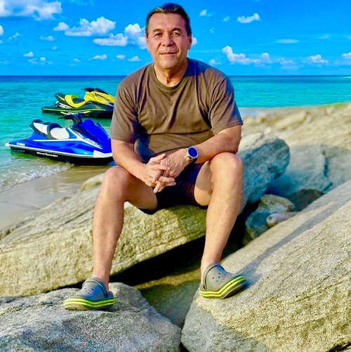 "Los parásitos de la política se esconden detrás de los pobres para que no les toquen sus privilegios JM” Derecha  #Cató...