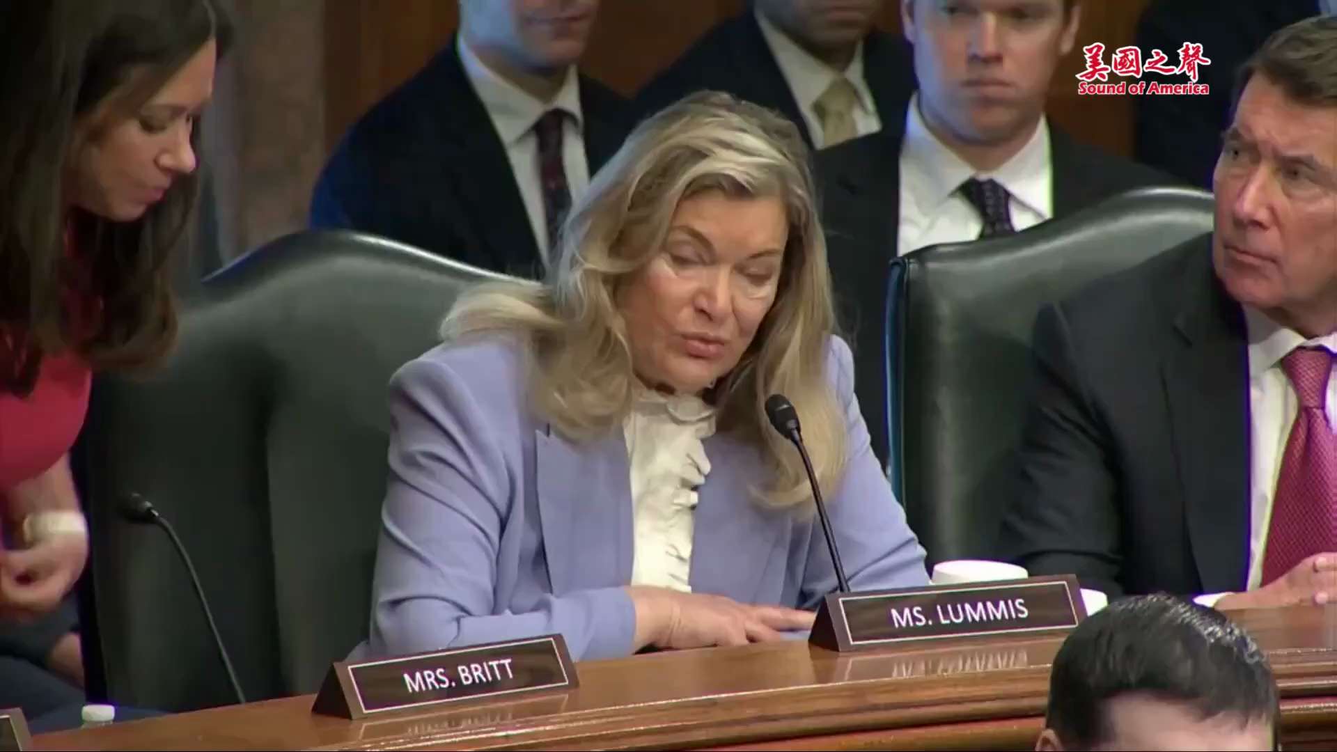 【美国之声】2026年4月21日在参议院银行委员会举行的提名确认听证会上：

参议员辛西娅·卢米斯：“你是否认为应当将数字资产纳入我们的金融体系，以便让美国人获得新的投资机会并得到更好的消费者保护？”...