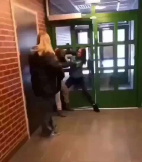 WAS FÜR EIN WIDERLING❗️

In ihren Herkunftsländern lernen diese Typen von kleinauf: Frauen sind „min...