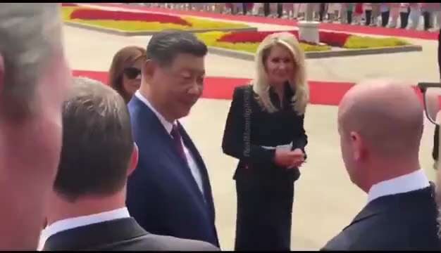 这两天我做了一些关于 Rubio 的 research，因为围绕他的讨论实在太多了。

先是他被从中国制裁名单中“技术性绕开”，然后是穿上马杜罗曾经穿过的那件运动衫，再到他在人民大会堂里抬头赞叹天花板...