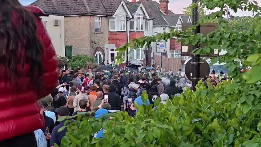 TommyRobinson1 on GETTR: The police now in riot gear defending the Digwa fa...