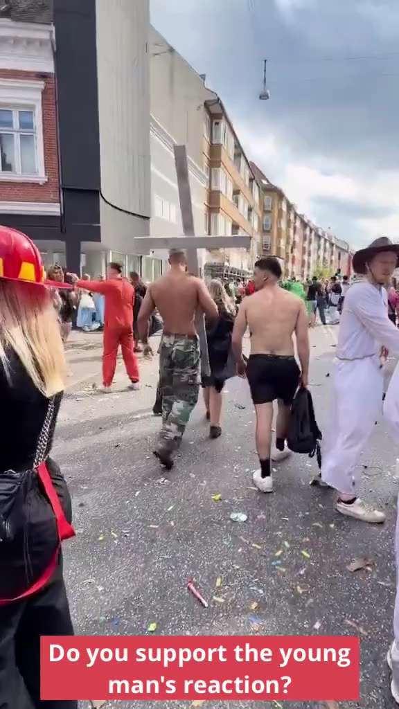 🇩🇰 | Patriotism Revived!
A brave young Dane approached an LGBT event where they were going to mock...