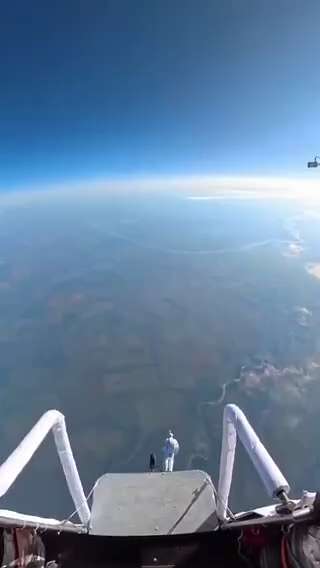 💥💥💥
🇷🇺 Russian Sky Diver Sergey Boytsov just broke the World record for highest jump from strat...