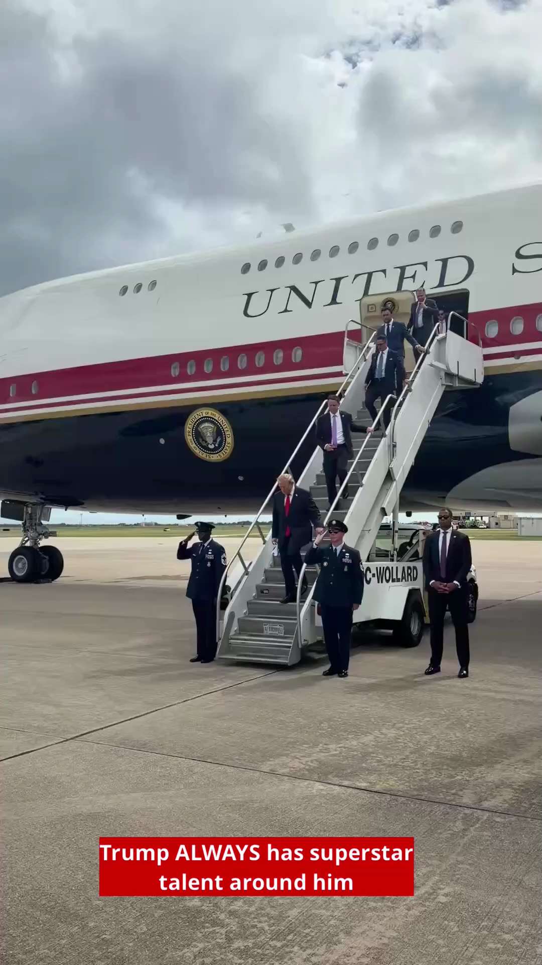 🚨 JUST NOW: President Trump steps off Air Force One with Johnny Manziel first Freahman to ever win ...