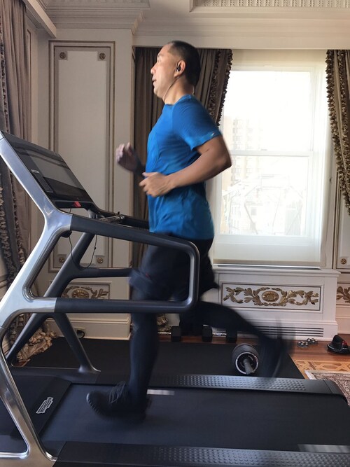 尊敬的推友们你们健身了吗？今天边跑步边看推友们录制的挺文贵视频．一下高速跑了13．5公里……又蹬了6公里的窝轮器．又做了60助力腹卧起！感觉太棒了！  