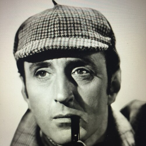 Behind enemy lines in California. Margaret Thatcher and Winston Churchill are my heroes. I enjoy a vigorous debate on cu...