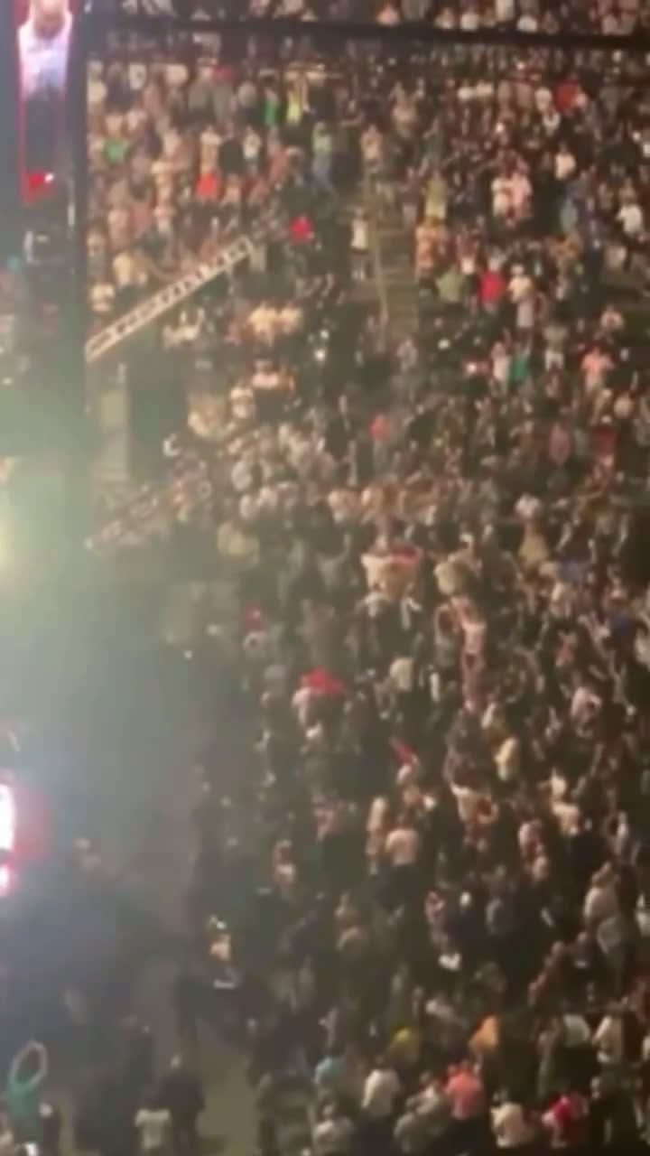 VIDEO TT.#Trump bước vào đấu trường #UFC624 ở Las Vegas cho trận đấu quyền giữa hai võ sĩ nổi tiếng ...