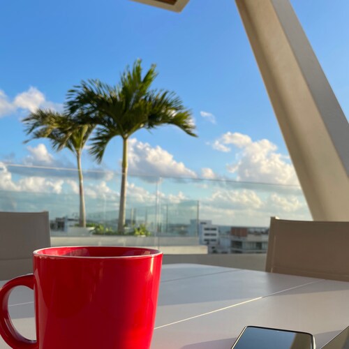 Entrepreneur, adventurous spirit, lover of freedom, family, friends and travel.