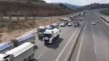 NOW - Convoy of trucks and vehicles arrives in #Jerusalem, Israel's capital, to protest Covid restrictions.