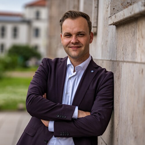 Montag ist der Tag des friedlichen Straßenprotestes gegen die existenzvernichtende #Politik der #Ampelkoalition. Heute geht es von #Thueringen nach #Sachsen, um nach langer Pause #Pegida im „Heißen Herbst“ willkommen zu heißen. Wir sehen uns heute Abend in #Dresden! #AfD