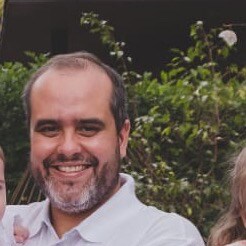 Médico Veterinário
criador de cavalos 
Pai de Família
Conservador
