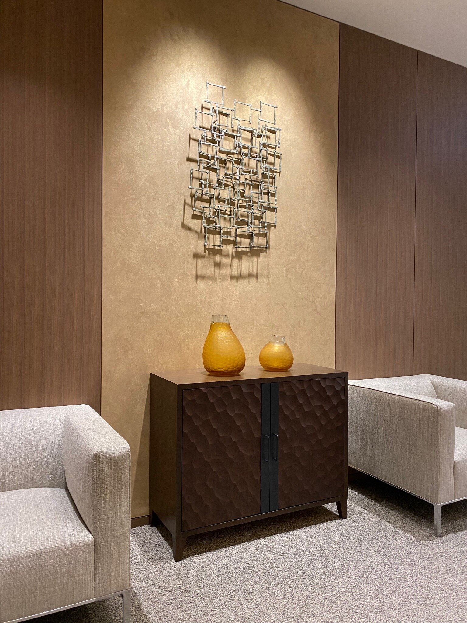 今天在这里，边等待⌛️，边工作。🥂🖖🖖🖖，这个世界看上去这么和平，平静，但却在人类最危险中，有时不可思议👀🙄✊