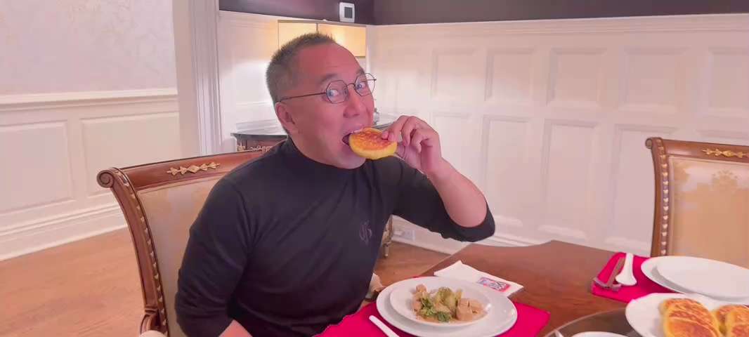 2022.10.31 战友们好摄像大爷上岗了……一起来吃七嫂子的玉米饼喽……