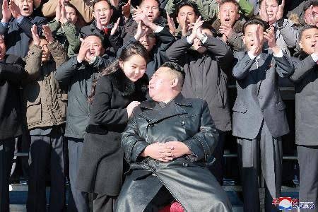 Kim Jong-un's daughter reappears with ICBM developer

I don't know why I'm with the missile developer...

The official newspaper of the Korean Workers' Party dated 27th said that the launch was successful on 18th. inform