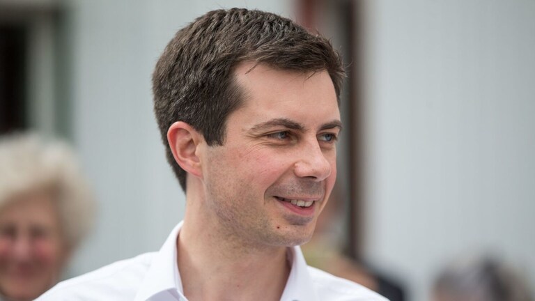 Buttigieg Speaks With Southwest CEO
Transportation Secretary
Pete Buttigieg had a talk with the CEO of Southwest Airlines about the company's holiday t