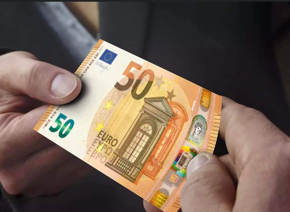 L'importance de L'ARGENT LIQUIDE arrêtez avec vos cartes bleue pour payé même une baguette !!!!!

Je...