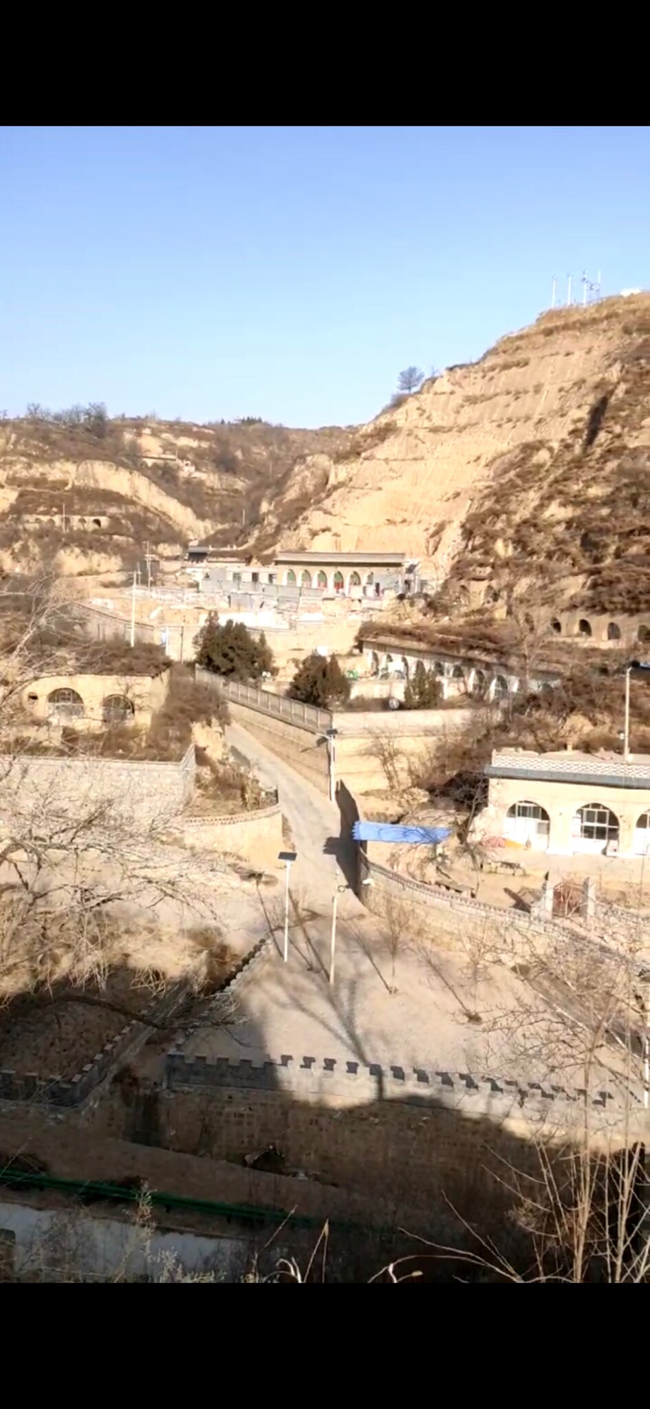 迟来的爱作词：吕承明*改编：高保林，作曲：刘明瑞。灭共心已埋藏多少年！灭共党要迟来多少天！战友们要承受多少痛苦的煎熬！才能够实现新中国联邦！战友们应该会明白文贵的爱！毕竟他经常向...