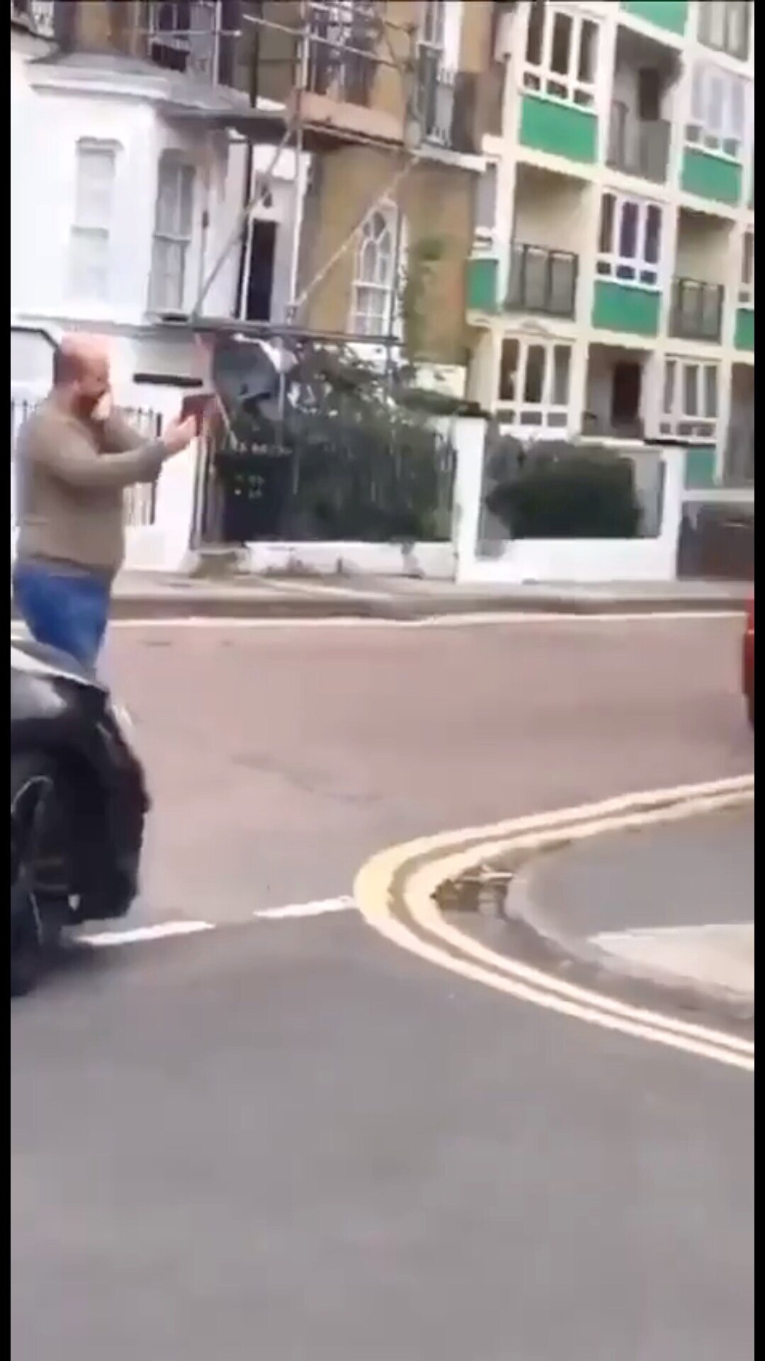 The pursuing policeman climbed over the fence to catch the criminal, but his pants got caught, causing him to hang upside down. As a result, he was understandably scared. 😂😂😂