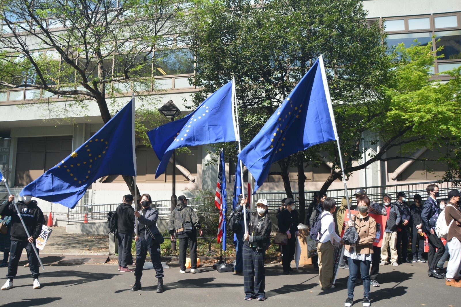 4月9日，在日新中国联邦人坚持灭共信仰，发出正义凛然的声音，声援被FBI非法强行带离住所的郭文贵先生。

On April 9, NFSCers in Japan upheld their belie...