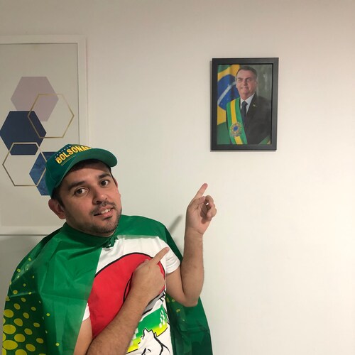 Sou Cristão, Patriota, formado, casado, pai, família, Armamentista, apoio Bolsonaro, escola sem partido, trabalhador. Sou contra drogas, aborto, ideologia 🇧🇷