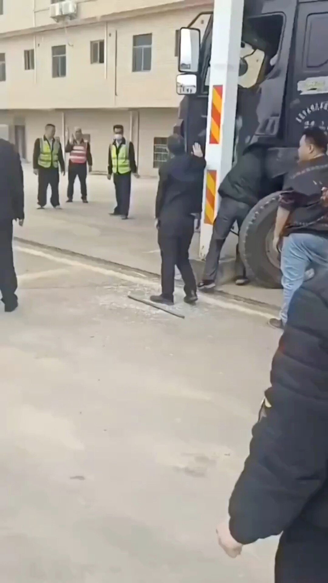 汽车检测站，一工作人员因不规范操作，酿成 #事故 人被夹死了