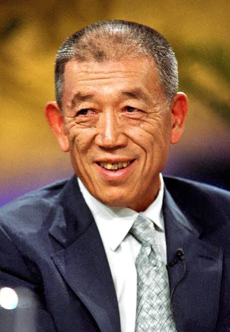 #三千亿存款
网热传中共军魔王震儿媳妇 #征伟倩 (王军妻子)，在香港农业银行存款三千亿。
有人听到的一个故事：
九十年代末，王军要深圳市政府对面的土地，市长一直为难，因为土地太大位置太重要不想给。于...