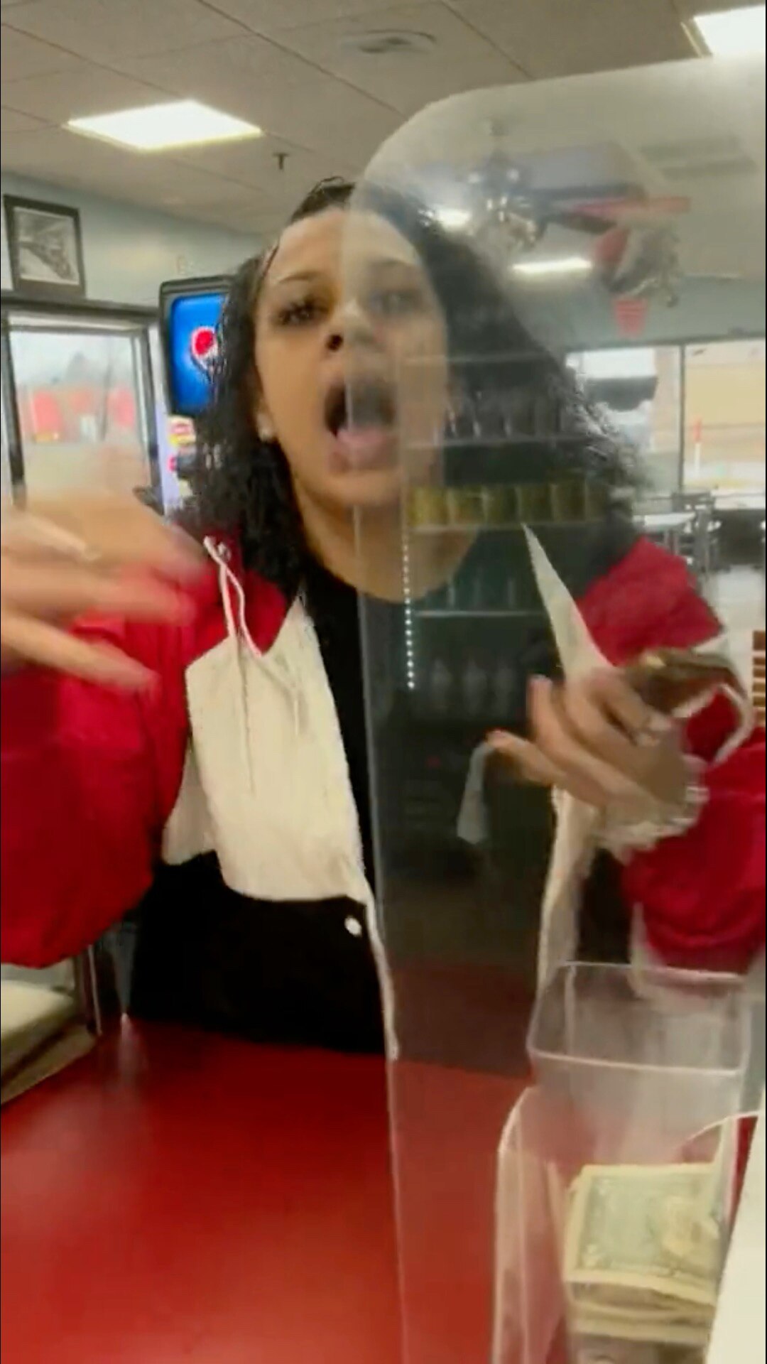 Customer attacks fast food worker for getting mushrooms on her Philly Cheesesteak🥵