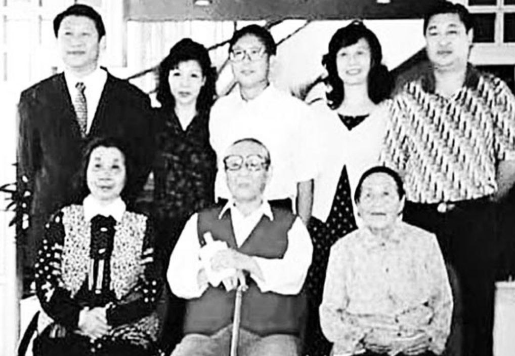 
习近平家族外传2

中共政治局家族，家家都是百亿富豪起步！谁家不值几个海航啊？！

谁要说习家资产上亿，那简直是不懂共匪！稀土，电信，恒大地产，算算习家的钱有多少？

2013年，有人给齐桥桥的公司...