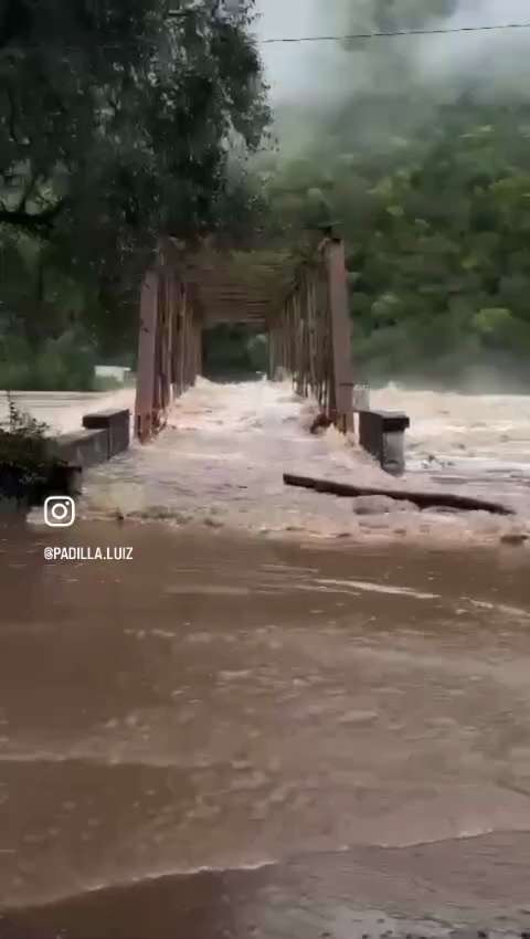 🆘 Calamidade públi, destruição, mortos!
🥲
Enchete destruiu até pontes de ferro, como a do Rio das ...