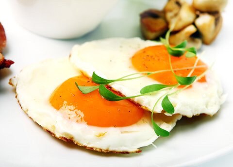 全世界都观察到缺乏胆碱，一种必需营养素，90%的美国人缺乏。

“......低循环胆碱与[阿尔茨海默氏症]的进展有关，说明了摄入足够的膳食胆碱来抵消疾病的重要性。”

胆碱也是神经系统正常运作和细胞...