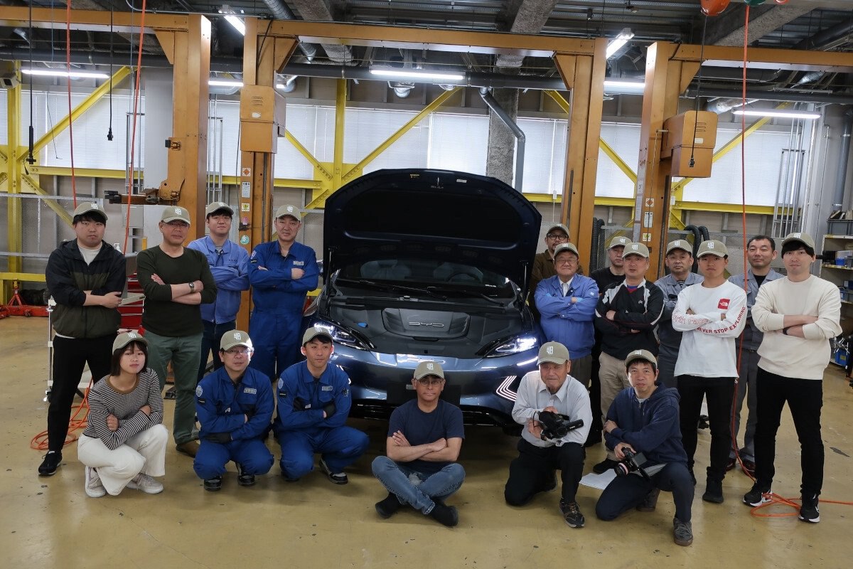 日本经济新闻拆解了一辆 #比亚迪电动车，有三个发现非常有趣——😂🤣

1.由于采用了油门刹车一体式踏板，当抬脚时，车辆会强力减速，导致同车试乘者全体晕车
2.该车的焊接水准是「#无经验者接受10分...