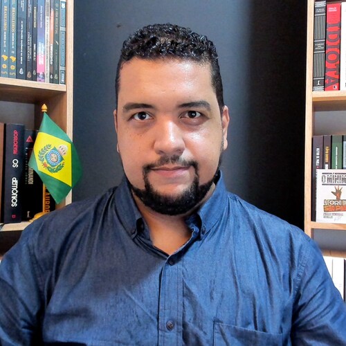 Analista político, palestrante e autor dos livros: EUA e o Partido das Sombras | As Bases Revolucionárias da Política Mo...