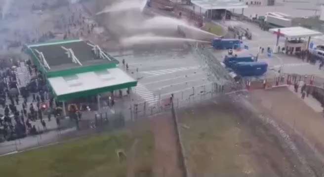 Poland knows how to defend their borders. 